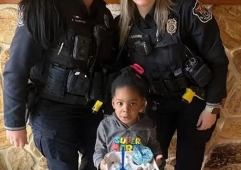 Criança liga para a polícia pedindo prisão da mãe por comer seu sorvete