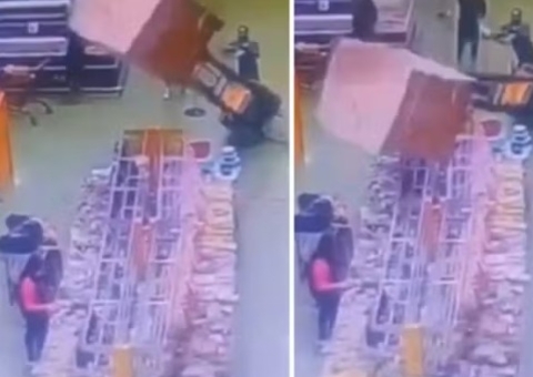 Carga de leite condensado despenca em cima de cliente em supermercado