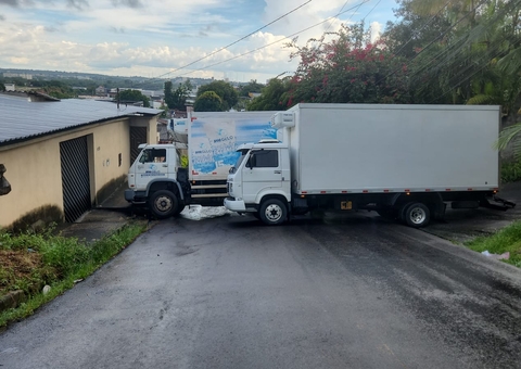 Caminhão bloqueia rua após falha nos freios em ladeira em Manaus