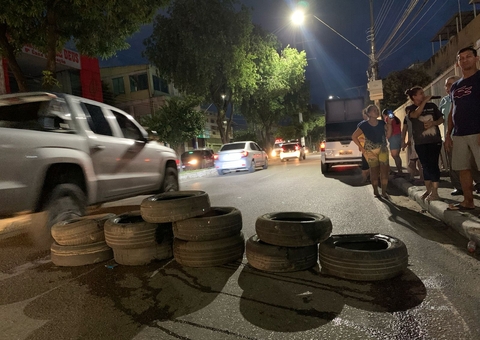 Moradores bloqueiam avenida em protesto contra Águas de Manaus; vídeo