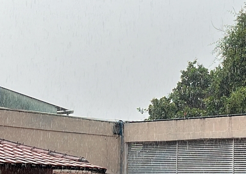 Após neblina intensa, chuva forte e ventania atingem Manaus 