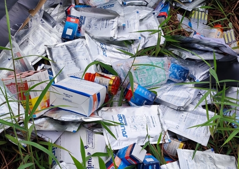 Medicamentos e materiais hospitalares são descartados em área de mata em Manaus
