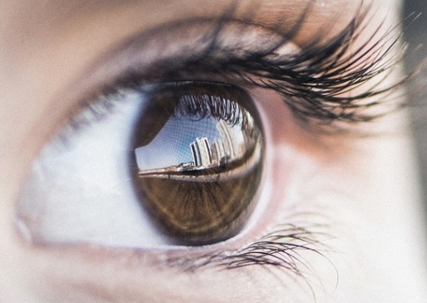 Adolescente fica cego após brincadeira com barra de ferro em escola 