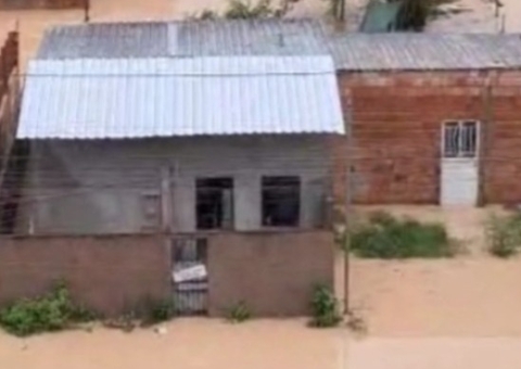 Comunidade fica alagada após intensa chuva em Manaus