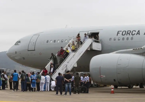 Mais 135 deportados dos EUA chegam ao Brasil