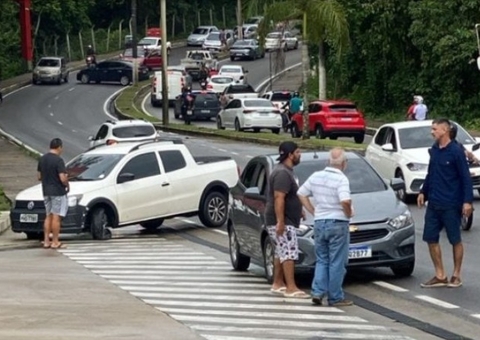 Derramamento de óleo provoca acidentes na avenida Jacira Reis