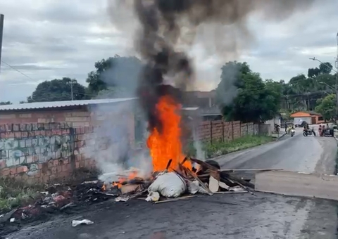 Moradores protestam após alagamento de casas na zona norte de Manaus; vídeo