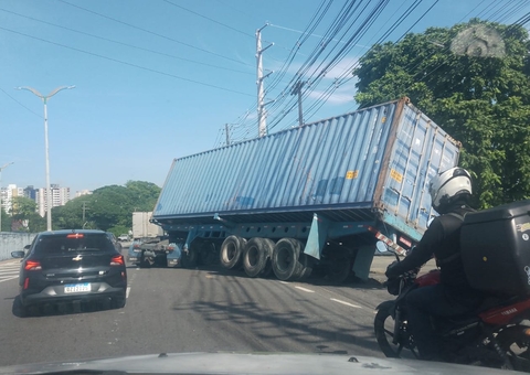 Contêiner tomba na Avenida Efigênio Salles e complica trânsito