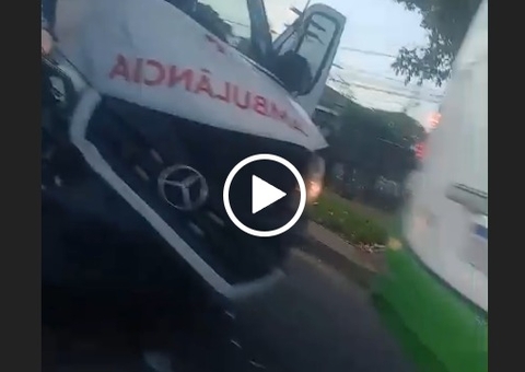 Ambulância do Samu se envolve em acidente com micro-ônibus na Cidade Nova