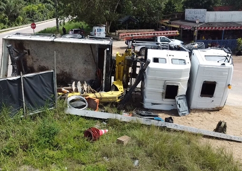 Funcionários da Amazonas Energia ficam feridos em grave acidente entre carreta e caminhão