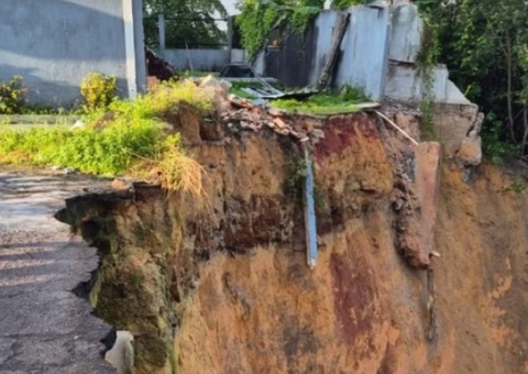 Vídeo: barranco desliza e atinge casa na Zona Norte de Manaus