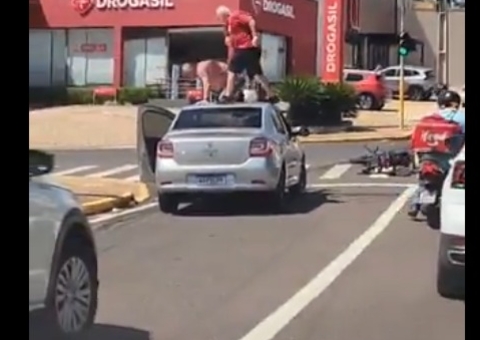Briga de trânsito termina com troca de socos no teto de carro; vídeo