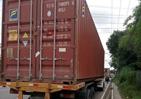 Adolescente é apreendido ao ser flagrado dirigindo carreta em Manaus