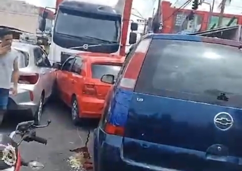 Vídeo: caminhão desgovernado colide com vários veículos em Manaus