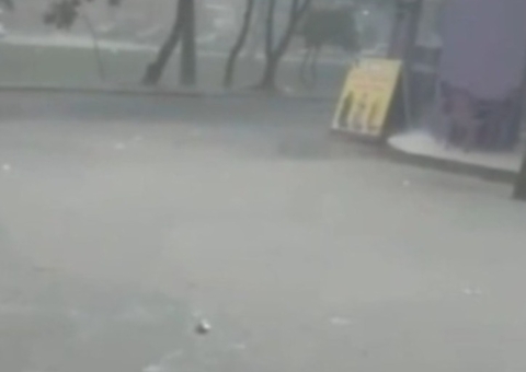 Igarapé transborda na Zona Norte após chuva torrencial em Manaus; vídeos