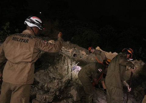 Deslizamento de terra no Fazendinha atingiu 9 casas; famílias estão abrigadas em igreja