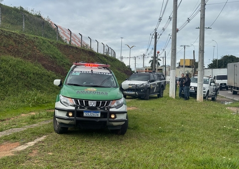  Com calcinha na perna e genitália exposta, homem é achado morto em avenida de Manaus