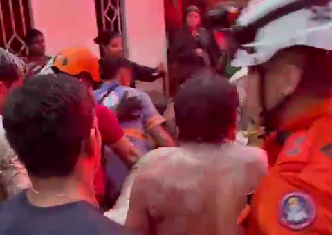 Vídeo mostra resgate de líder comunitária soterrada após deslizamento no Fazendinha
