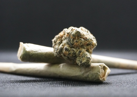 Homem registra BO contra traficante após "calote" em compra de maconha 