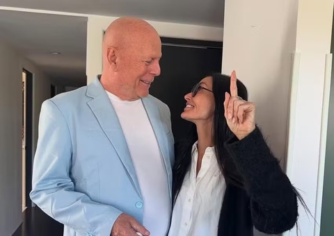 Recluso, Bruce Willis reaparece em vídeo com Demi Moore em aniversário de 70 anos