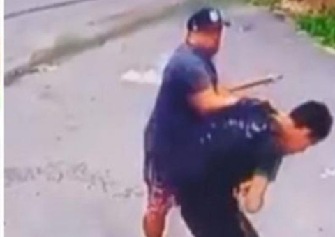 Ex-militar é flagrado agredindo com socos e pauladas adolescente autista em Manaus