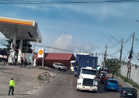 Carreta tomba ao tentar fazer curva e carga fica presa em poste em Manaus; vídeos