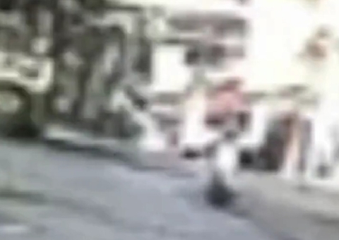 Vídeo: Motociclista escapa de atropelamento ao se jogar para lado de ônibus