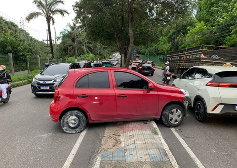 Caminhão atinge carro e mulher fica ferida em acidente na Rodrigo Otávio