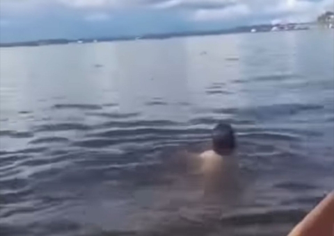 Mulher tenta cruzar rio a nado e é resgatada no Amazonas