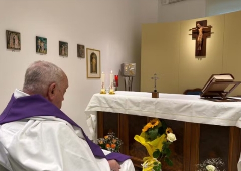 Papa Francisco precisa 'reaprender a falar' após tratamento, diz cardeal
