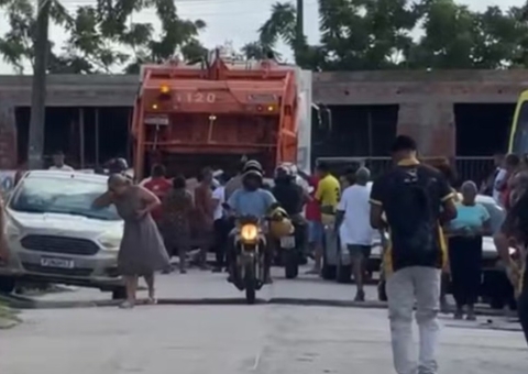 Idosa morre após ser atropelada por caminhão de lixo