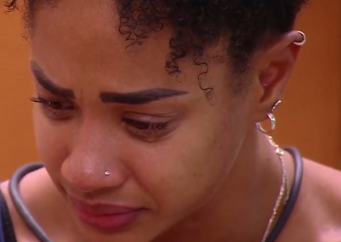 Aline chora e desabafa: 'prefiro que elas fiquem longe de mim'