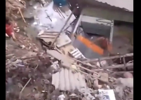 Vídeo: Casa desaba na zona Leste de Manaus após forte chuva