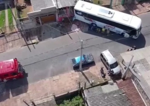 Ônibus desgovernado mata pai e filha; motorista é linchado