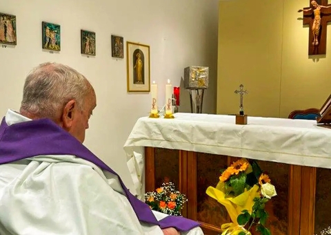 Médicos cogitaram suspender tratamento após papa ficar à beira da morte