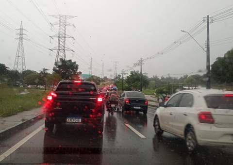 Chuva causa congestionamentos e trava avenidas em bairros de Manaus