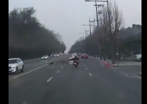 Motociclista morre após ser engolido por cratera aberta em rodovia da Coreia do Sul; veja vídeo