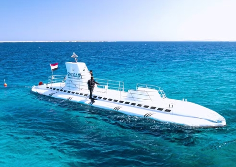 Submarino com turistas naufraga no Egito e deixa seis mortos