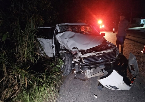 Criança e três adultos ficam feridos em colisão violenta entre táxi e carreta na AM-010