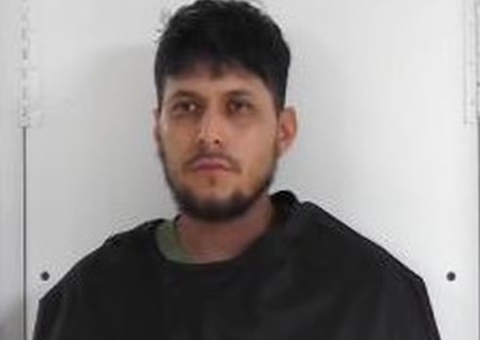 Criança diz ter 'monstro embaixo da cama' e babá encontra homem escondido