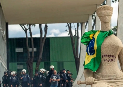 Mulher que pichou estátua do STF deixa prisão 