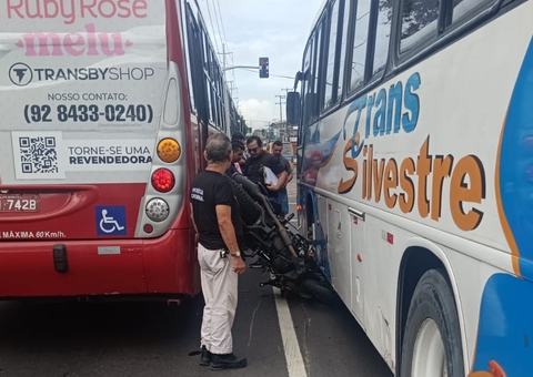Motociclista escapa da morte ao ter moto imprensada entre ônibus na Av. Grande Circular