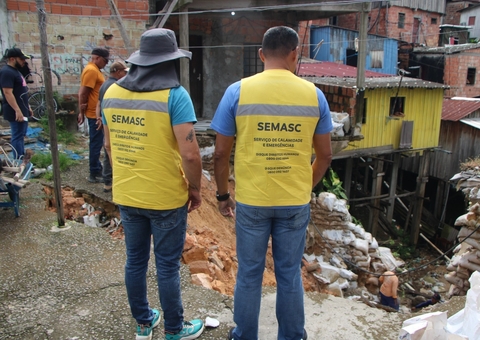 Famílias afetadas por alagamentos no bairro Compensa recebem atendimento da prefeitura