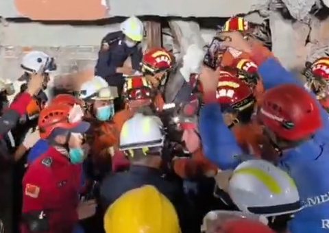 Mulher é resgatada após passar 91 horas entre escombros de terremoto em Mianmar