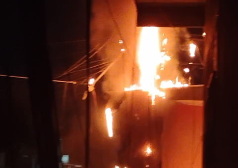 Vídeos: Poste pega fogo e fios energizados despencam nas portas de casas no Planalto