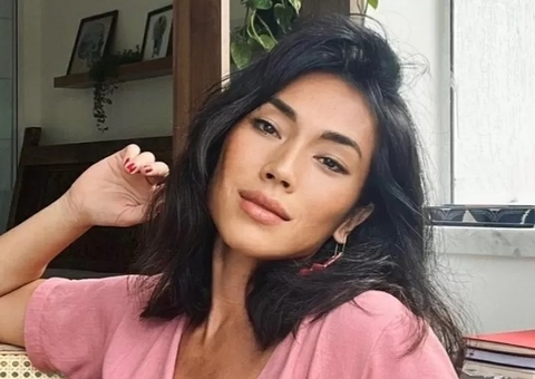 Aos 47 anos, Danni Suzuki impressiona com flexibilidade