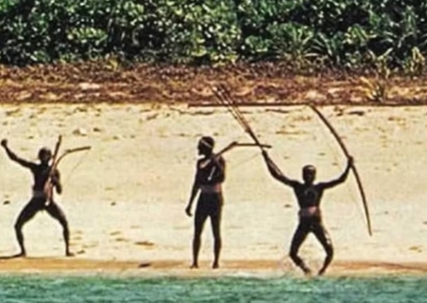 Americano é preso após entrar em ilha com 'tribo mais isolada do mundo' e oferecer refrigerante