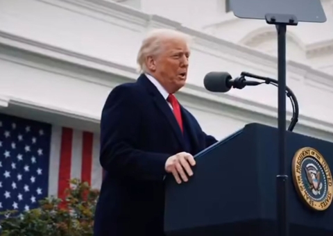 Trump mostra primeiro 'cartão ouro' de residência nos EUA, que custa US$ 5 milhões