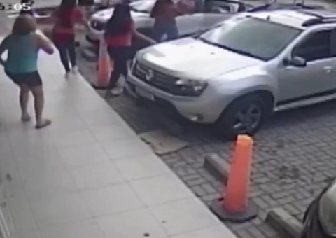 Vídeo: Mãe tem carro roubado com filha de 10 anos dentro, em Santa Catarina