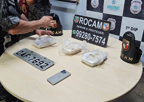 Motorista atinge árvore ao fugir da polícia e abandona carro com drogas em Manaus